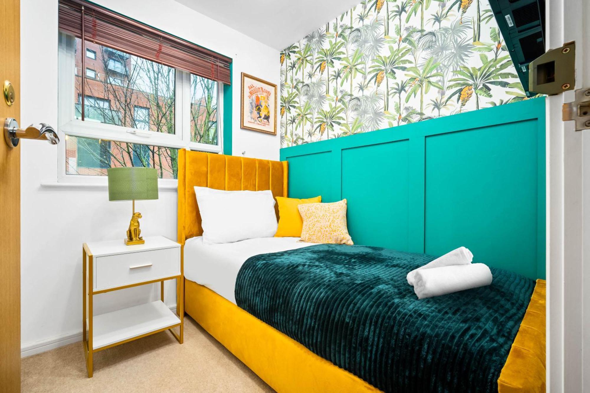 Stylish Manchester 4 Bed House W/Garden ✘ Sleeps 9 - Salford ☆ Free Parking → Smart Tvs In Every Bedroom ☆ Free Netflix & Ultra Fast Wifi ✪ 6 Min To City Centre, Close To Trafford Centre, Etihad Stadium, Manchester Arena, Clubs & More! ภายนอก รูปภาพ