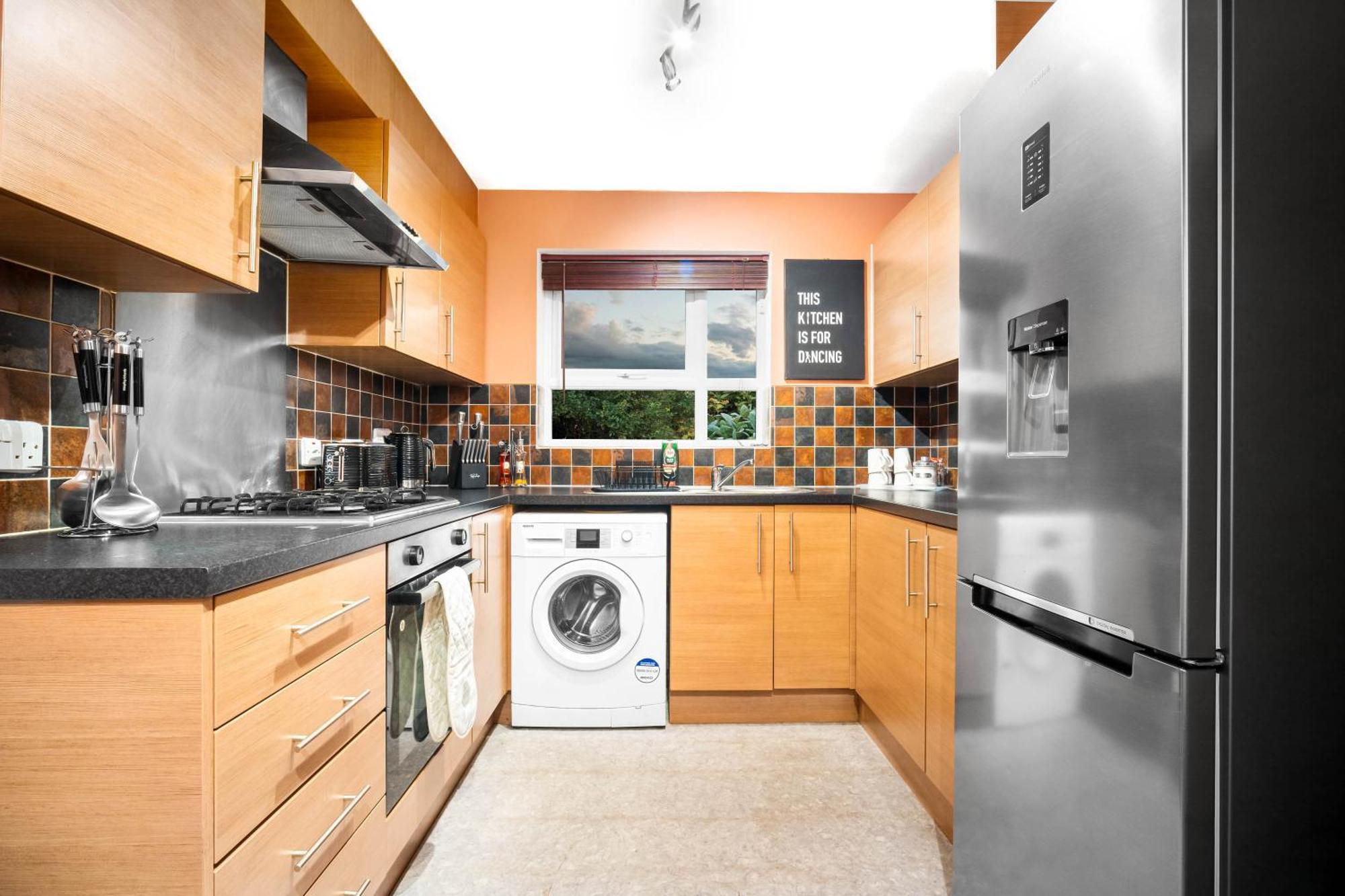 Stylish Manchester 4 Bed House W/Garden ✘ Sleeps 9 - Salford ☆ Free Parking → Smart Tvs In Every Bedroom ☆ Free Netflix & Ultra Fast Wifi ✪ 6 Min To City Centre, Close To Trafford Centre, Etihad Stadium, Manchester Arena, Clubs & More! ภายนอก รูปภาพ