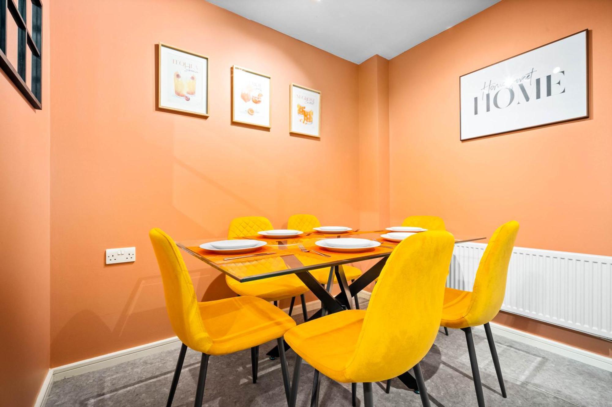 Stylish Manchester 4 Bed House W/Garden ✘ Sleeps 9 - Salford ☆ Free Parking → Smart Tvs In Every Bedroom ☆ Free Netflix & Ultra Fast Wifi ✪ 6 Min To City Centre, Close To Trafford Centre, Etihad Stadium, Manchester Arena, Clubs & More! ภายนอก รูปภาพ