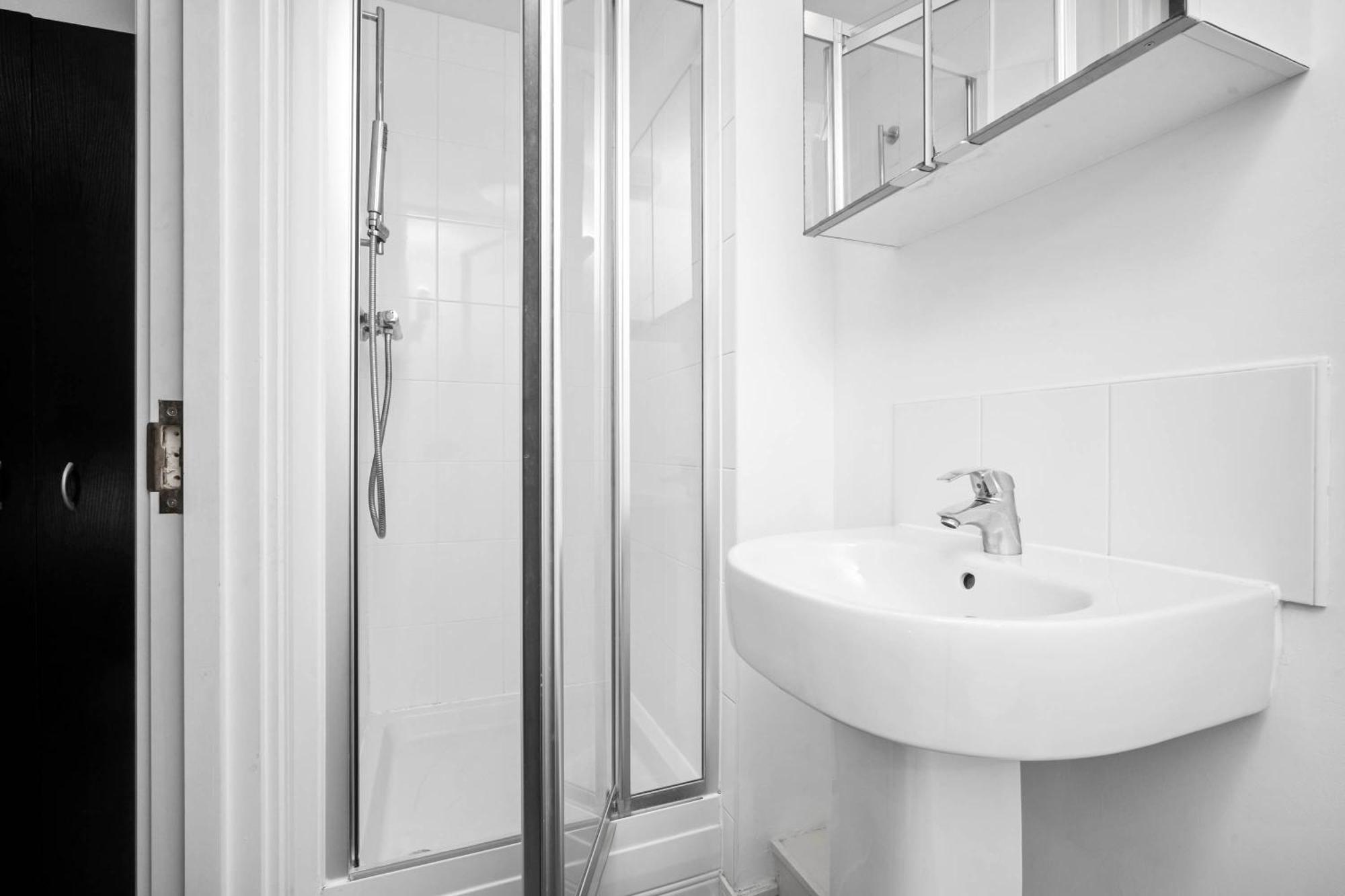 Stylish Manchester 4 Bed House W/Garden ✘ Sleeps 9 - Salford ☆ Free Parking → Smart Tvs In Every Bedroom ☆ Free Netflix & Ultra Fast Wifi ✪ 6 Min To City Centre, Close To Trafford Centre, Etihad Stadium, Manchester Arena, Clubs & More! ภายนอก รูปภาพ