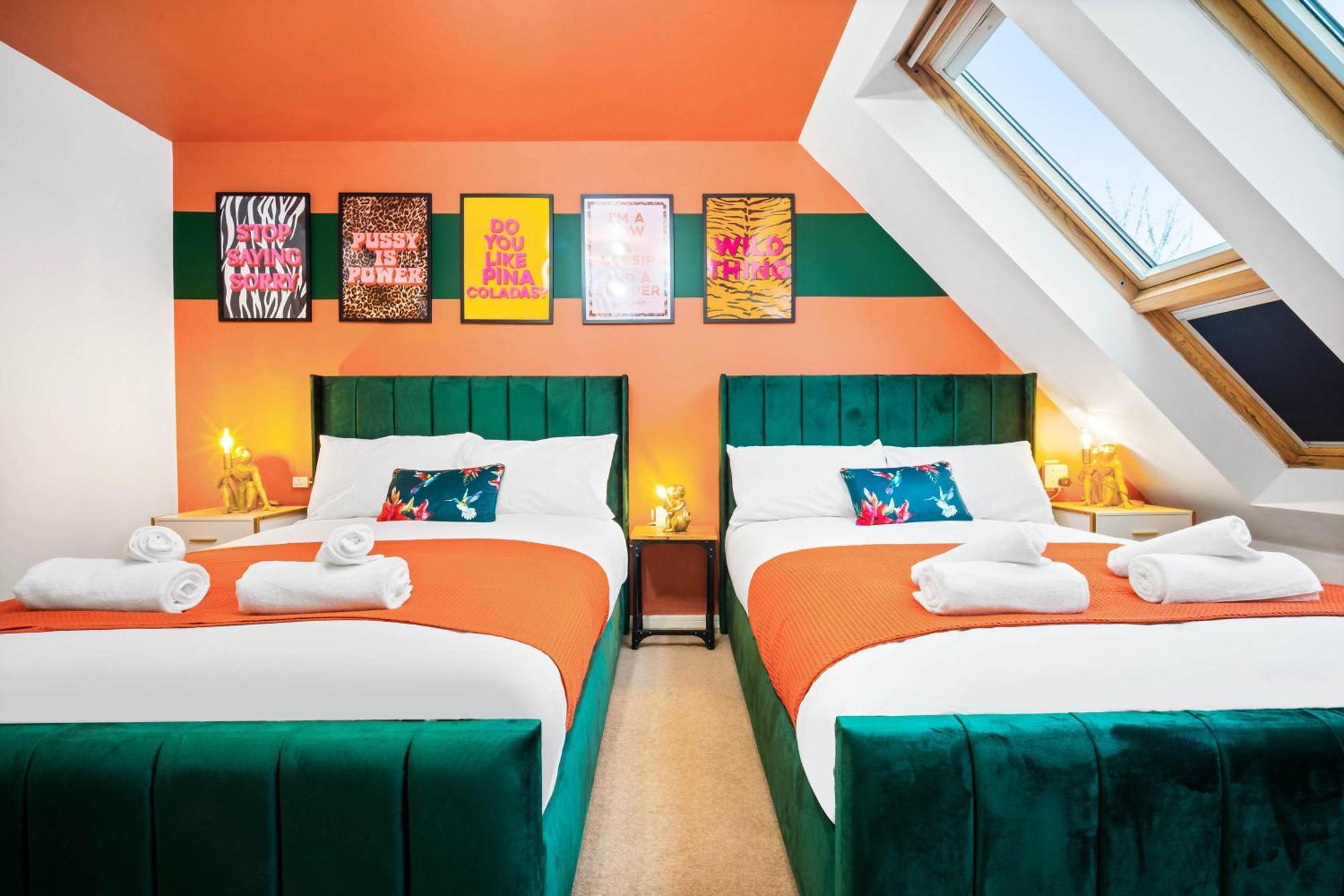 Stylish Manchester 4 Bed House W/Garden ✘ Sleeps 9 - Salford ☆ Free Parking → Smart Tvs In Every Bedroom ☆ Free Netflix & Ultra Fast Wifi ✪ 6 Min To City Centre, Close To Trafford Centre, Etihad Stadium, Manchester Arena, Clubs & More! ภายนอก รูปภาพ