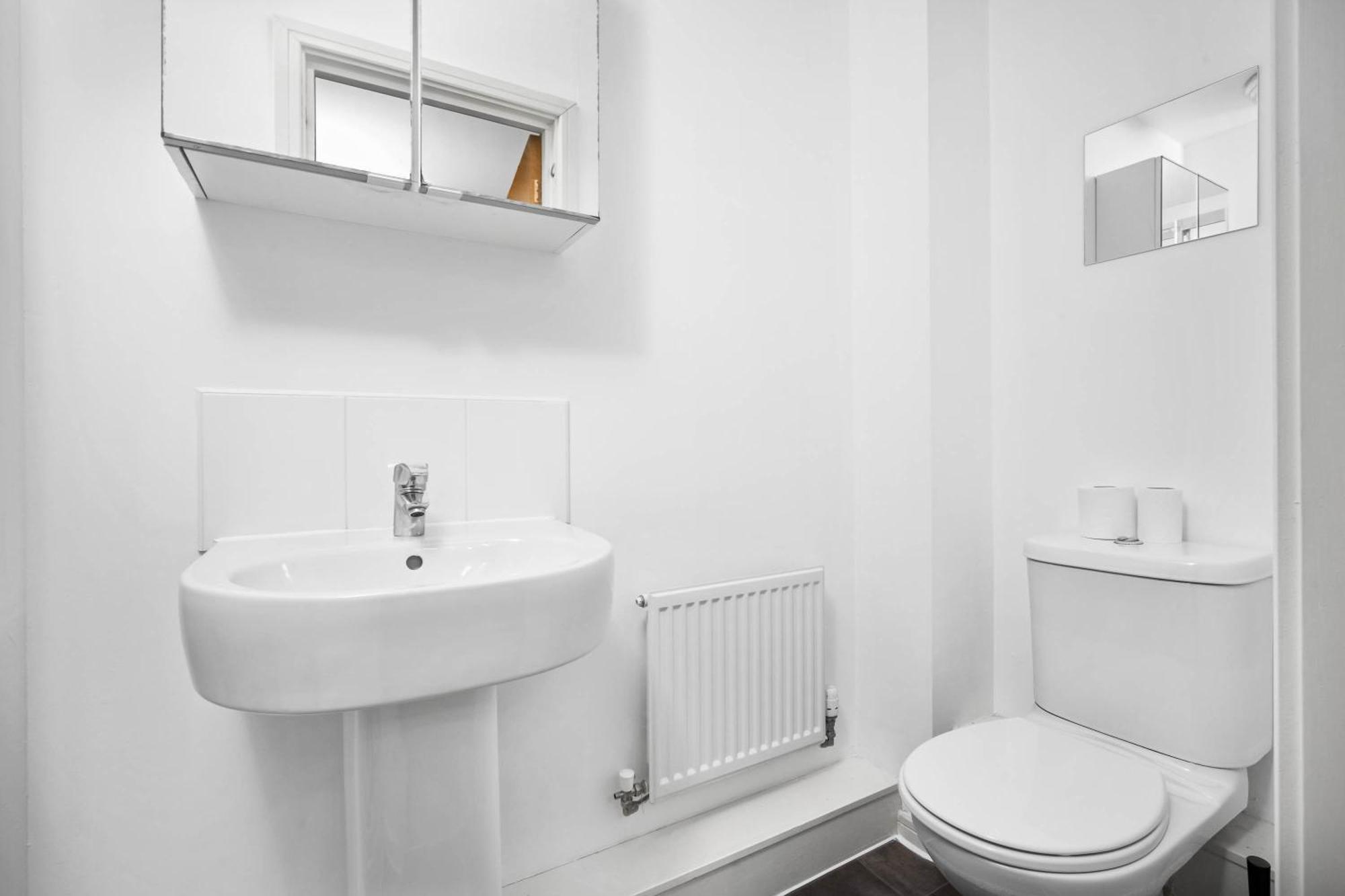 Stylish Manchester 4 Bed House W/Garden ✘ Sleeps 9 - Salford ☆ Free Parking → Smart Tvs In Every Bedroom ☆ Free Netflix & Ultra Fast Wifi ✪ 6 Min To City Centre, Close To Trafford Centre, Etihad Stadium, Manchester Arena, Clubs & More! ภายนอก รูปภาพ