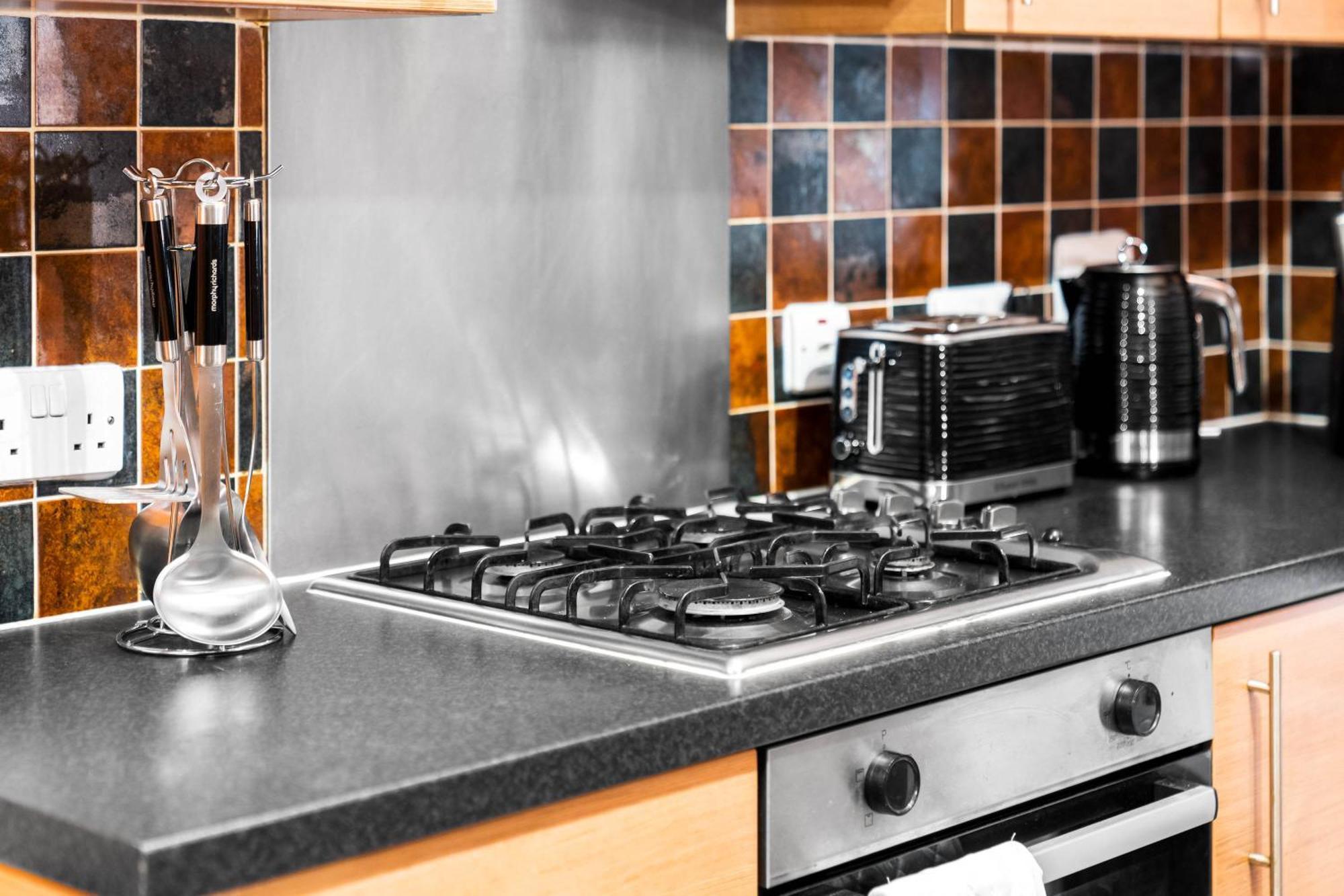 Stylish Manchester 4 Bed House W/Garden ✘ Sleeps 9 - Salford ☆ Free Parking → Smart Tvs In Every Bedroom ☆ Free Netflix & Ultra Fast Wifi ✪ 6 Min To City Centre, Close To Trafford Centre, Etihad Stadium, Manchester Arena, Clubs & More! ภายนอก รูปภาพ