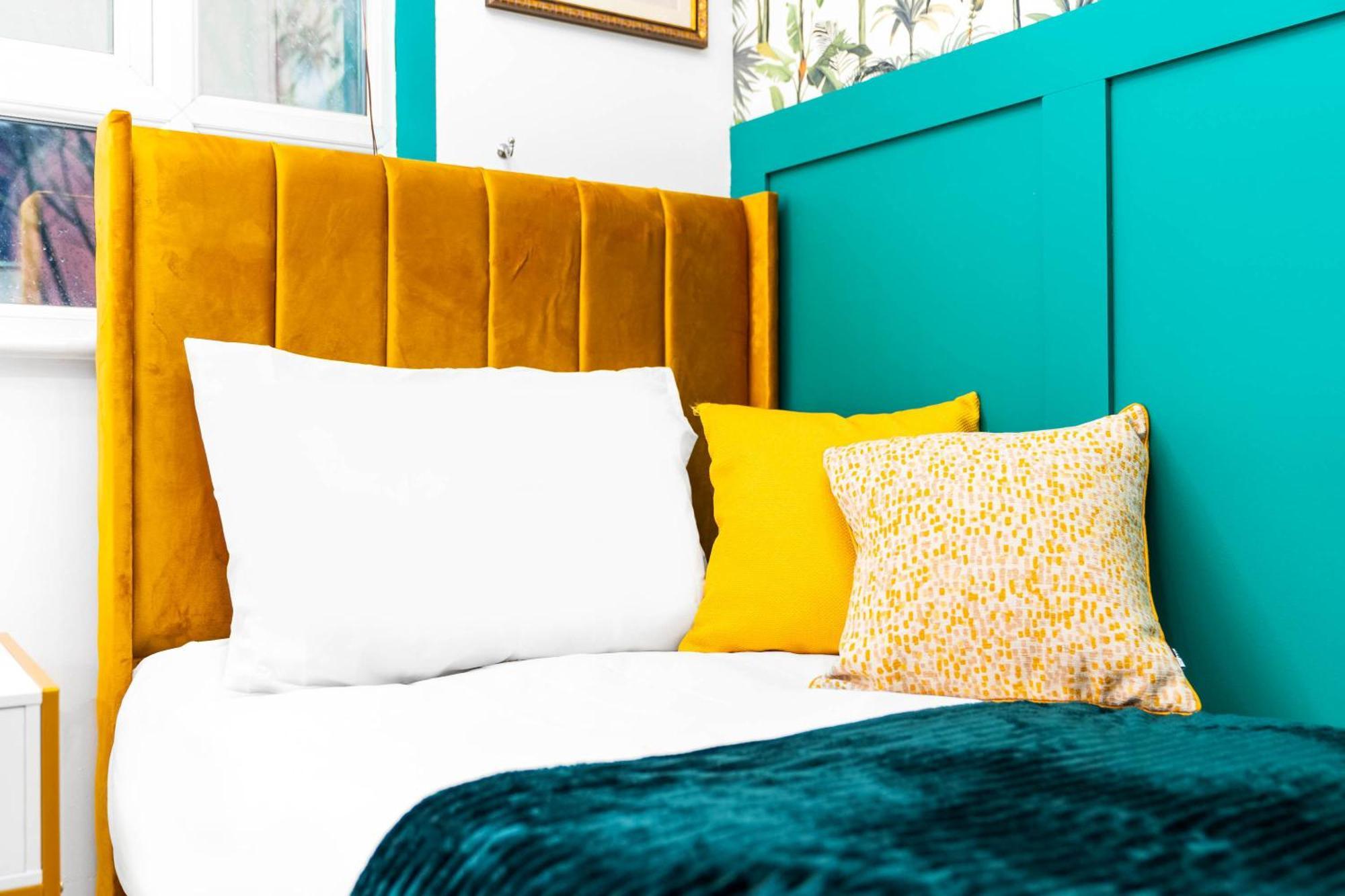 Stylish Manchester 4 Bed House W/Garden ✘ Sleeps 9 - Salford ☆ Free Parking → Smart Tvs In Every Bedroom ☆ Free Netflix & Ultra Fast Wifi ✪ 6 Min To City Centre, Close To Trafford Centre, Etihad Stadium, Manchester Arena, Clubs & More! ภายนอก รูปภาพ