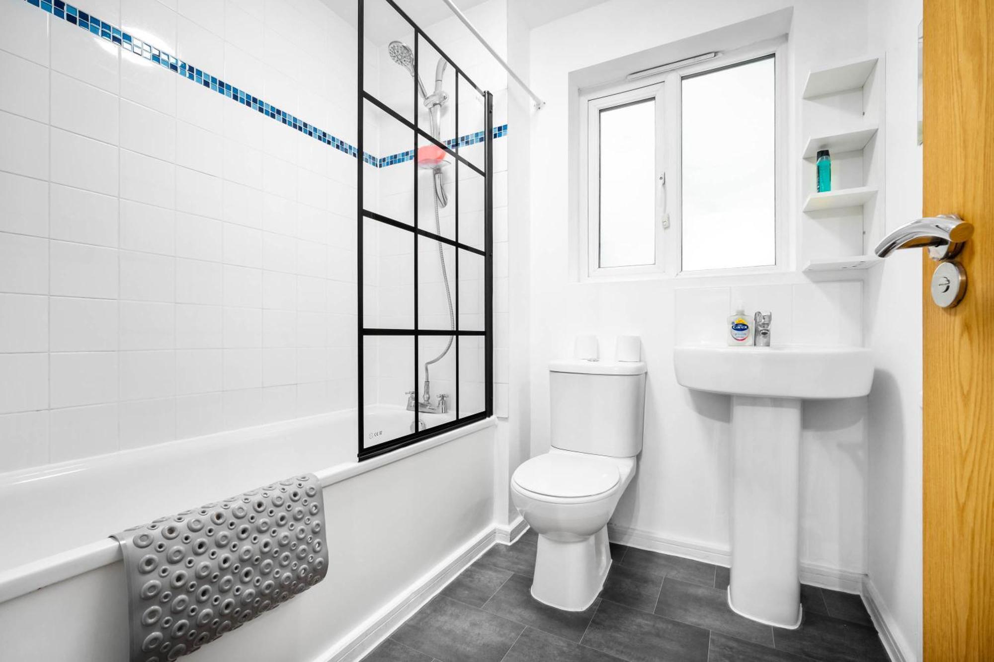 Stylish Manchester 4 Bed House W/Garden ✘ Sleeps 9 - Salford ☆ Free Parking → Smart Tvs In Every Bedroom ☆ Free Netflix & Ultra Fast Wifi ✪ 6 Min To City Centre, Close To Trafford Centre, Etihad Stadium, Manchester Arena, Clubs & More! ภายนอก รูปภาพ