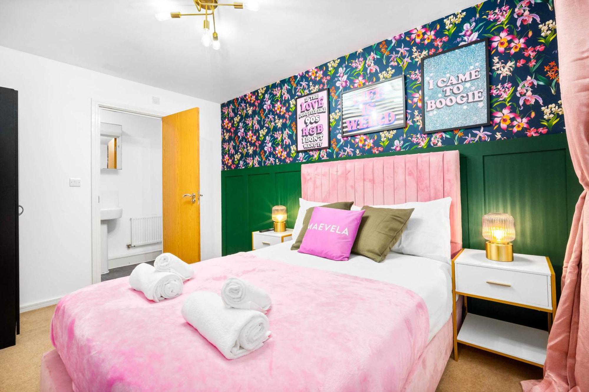 Stylish Manchester 4 Bed House W/Garden ✘ Sleeps 9 - Salford ☆ Free Parking → Smart Tvs In Every Bedroom ☆ Free Netflix & Ultra Fast Wifi ✪ 6 Min To City Centre, Close To Trafford Centre, Etihad Stadium, Manchester Arena, Clubs & More! ภายนอก รูปภาพ
